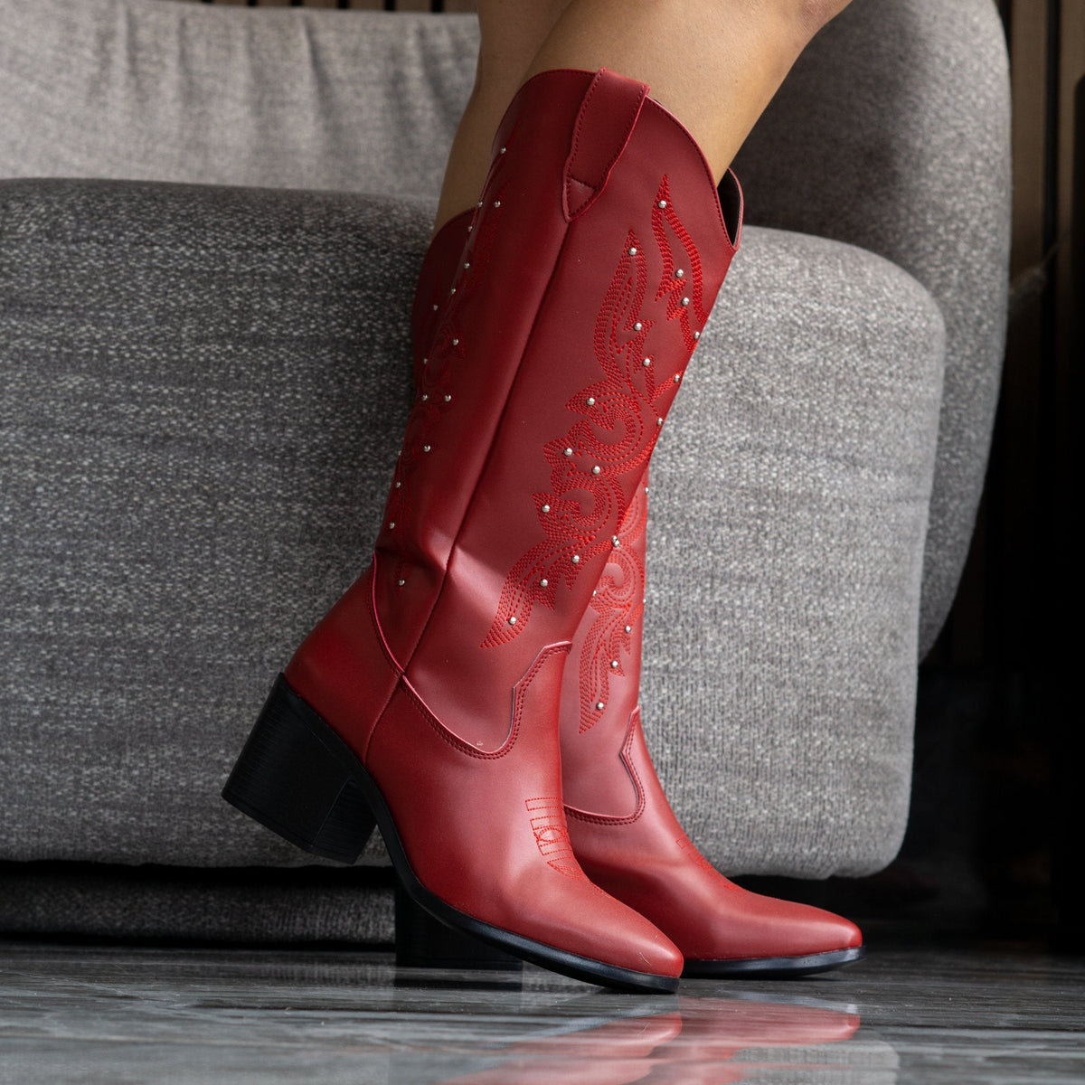 0051 BOTAS VAQUERAS ROJAS CON BORDADO Y REMACHES CON TACÓN BAJO SUELA ANTIDESLIZANTE