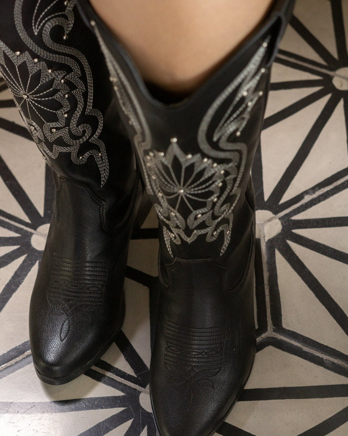 00053 BOTAS VAQUERAS COLOR NEGRO CON BORDADO ELEGANTE CON APLICACION DE ESTOPEROL TACON GRUESO