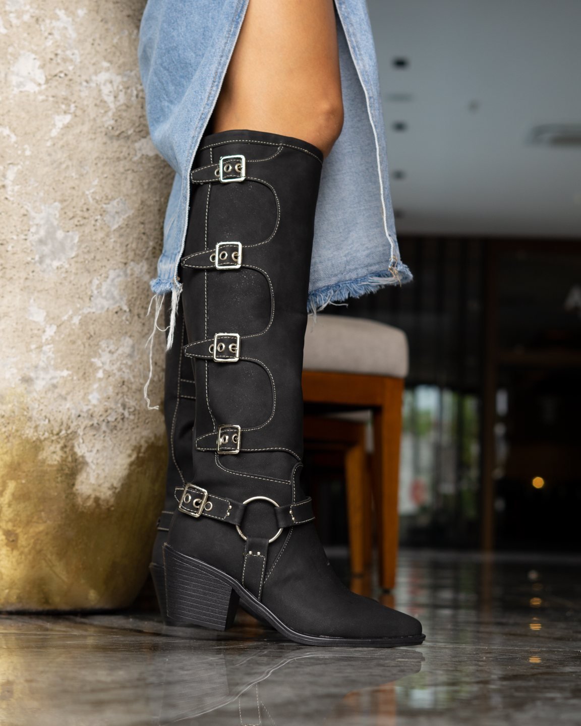 00828 BOTA LARGA COLOR NEGRO ESTILO WESTERN URBANO CON HEBILLAS DECORATIVAS