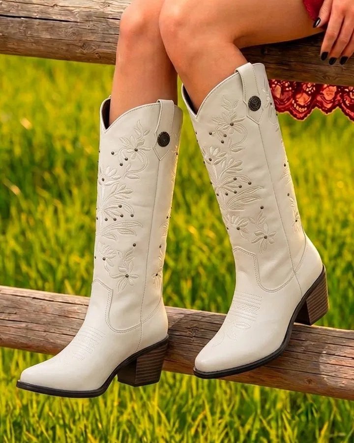 00843 BOTAS VAQUERAS CON BORDADO ELEGANTE DE FLORES CON REMACHES CIERRE LATERAL TACON ANCHO Y BAJO