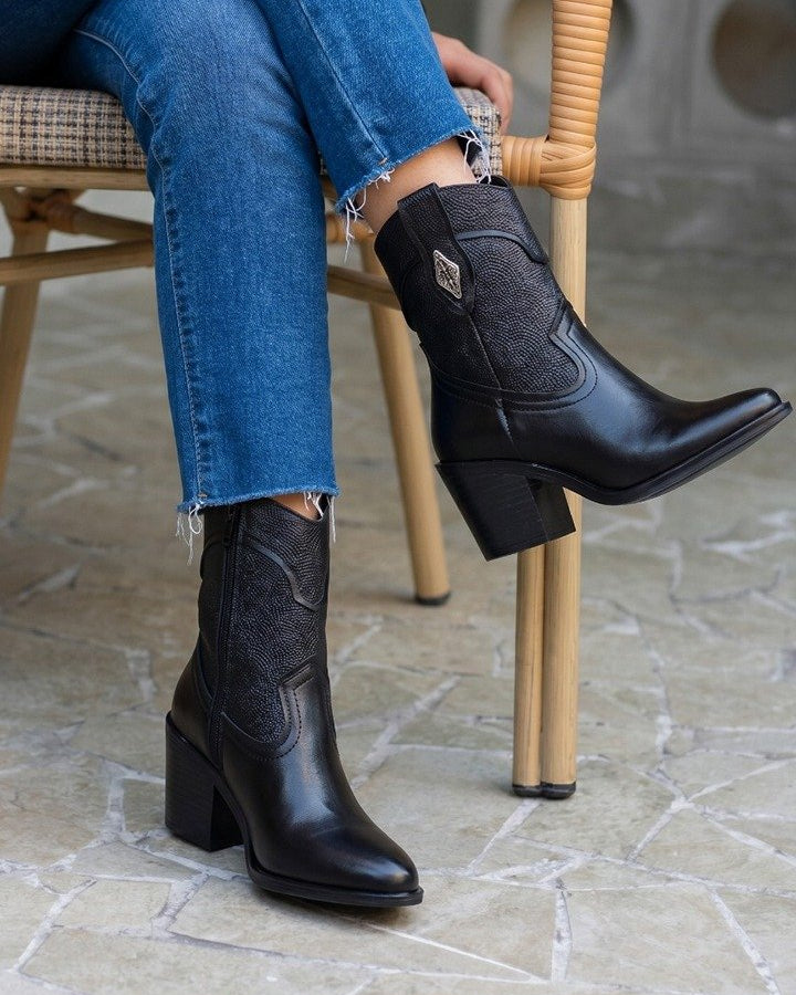 00100 BOTINES VAQUEROS CORTOS COLOR NEGRO CON DISEÑO GRABADO CIERRE LATERAL TACON ANCHO Y BAJO COMODOS Y RESISTENTES
