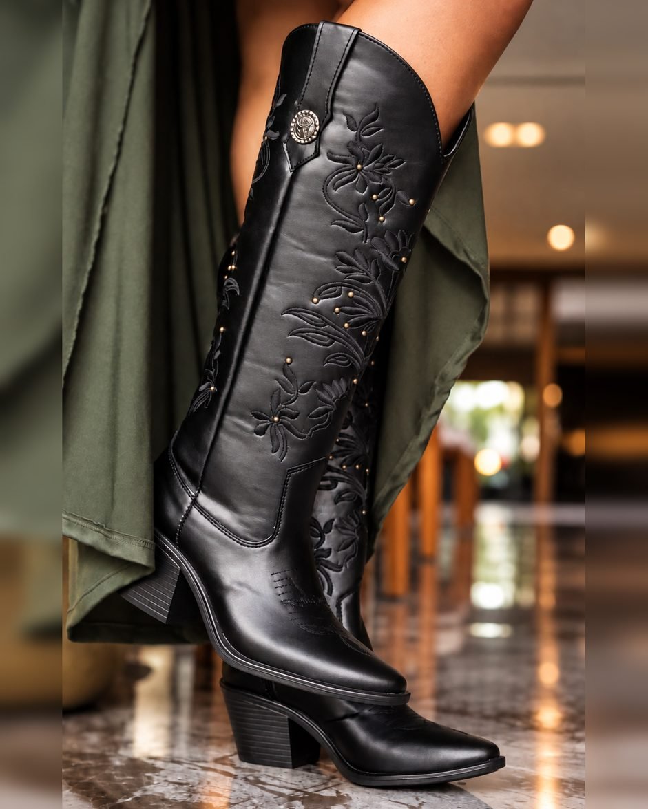 00843 BOTAS VAQUERAS CON BORDADO ELEGANTE DE FLORES CON REMACHES CIERRE LATERAL TACON ANCHO Y BAJO