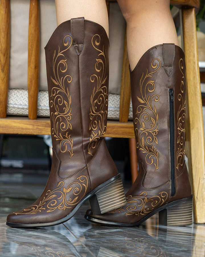 00057 BOTAS VAQUERAS CON UN BORDADO MUY ELEGANTE EN TUBO Y EMPEINE TACON BAJO Y ANCHO CON CIERRE LATERAL