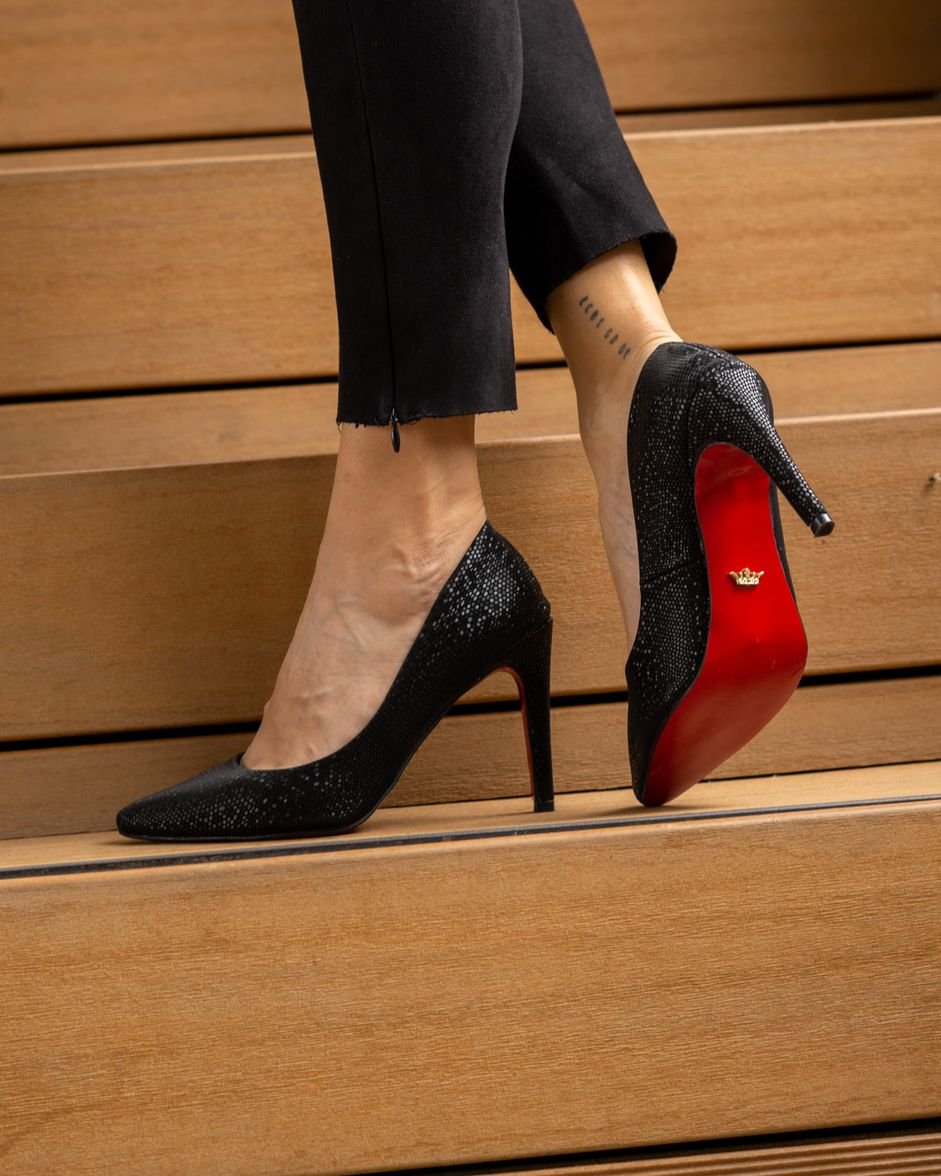 60401 Estiletos clásicos con tacón de aguja en color negro misty un diseño atemporal