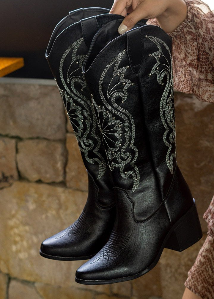 00053 BOTAS VAQUERAS COLOR NEGRO CON BORDADO ELEGANTE CON APLICACION DE ESTOPEROL TACON GRUESO