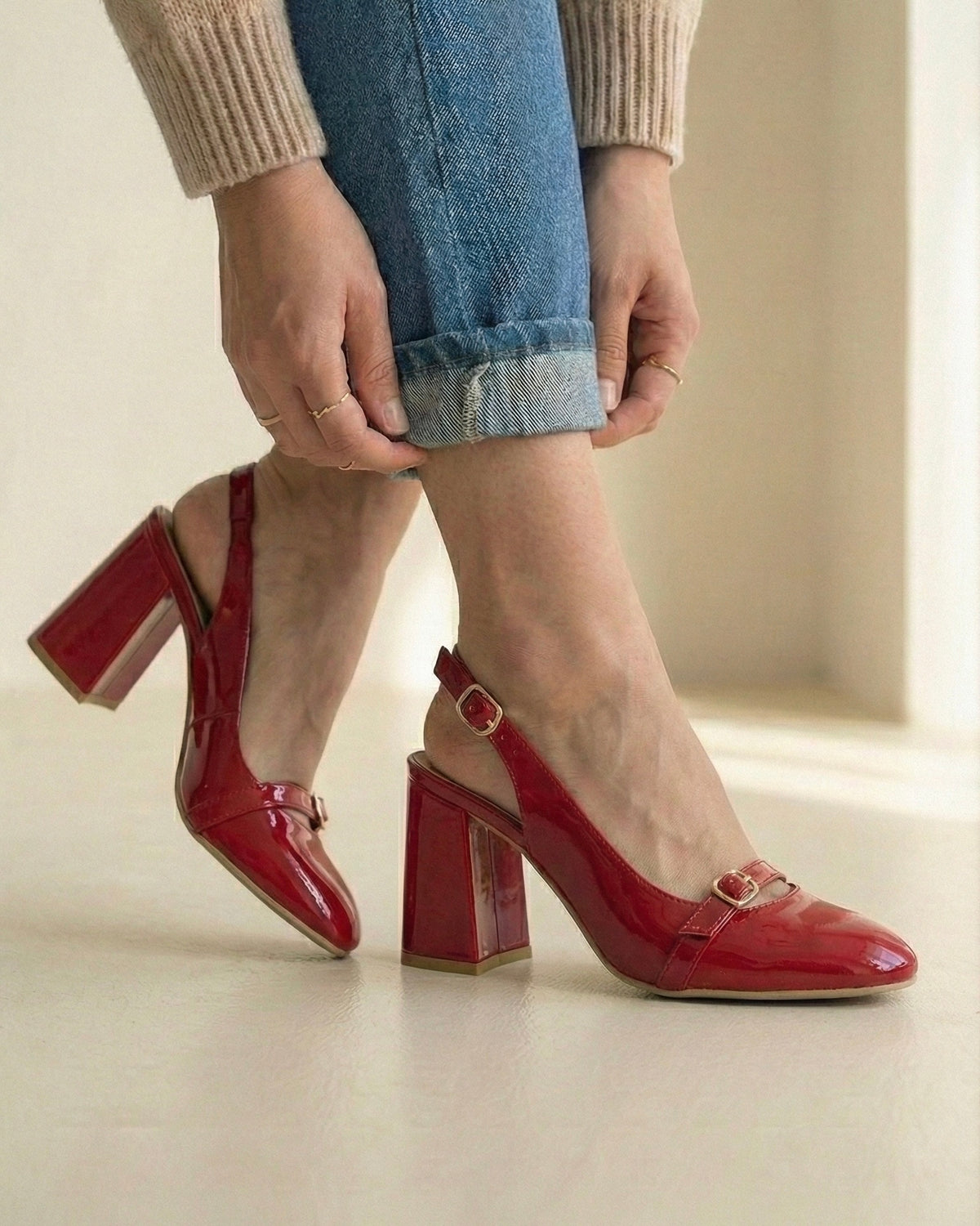 60442 Zapatillas de tacón grueso elegantes con tira y hebilla en el empeine con punta semi cuadrada