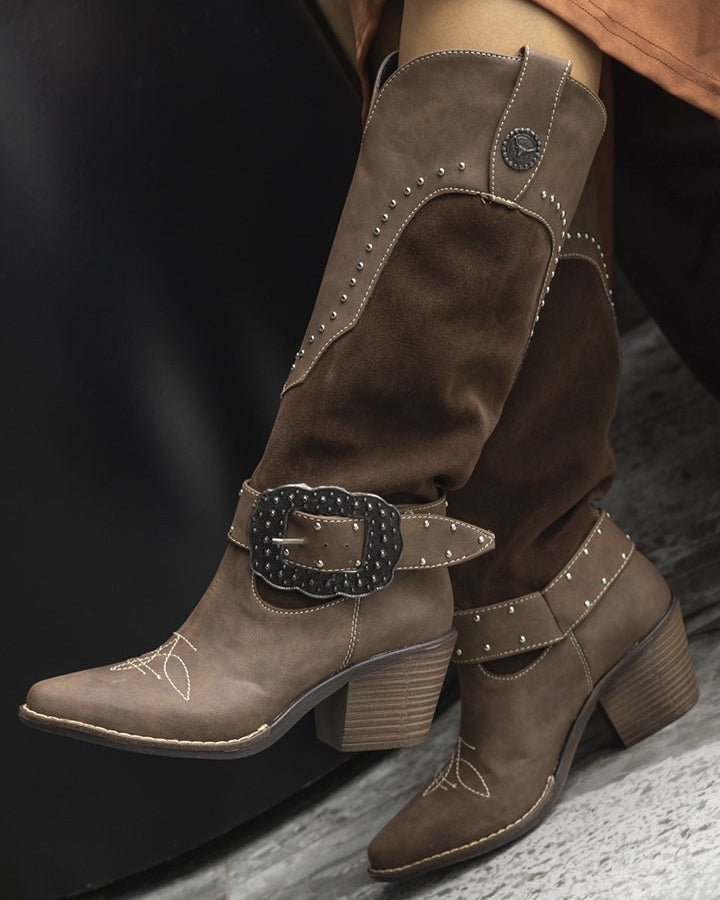 00825 BOTAS VAQUERAS LARGAS EN COLOR MOKA CON HEBILLA DECORATIVA Y APLICACIONES METÁLICAS