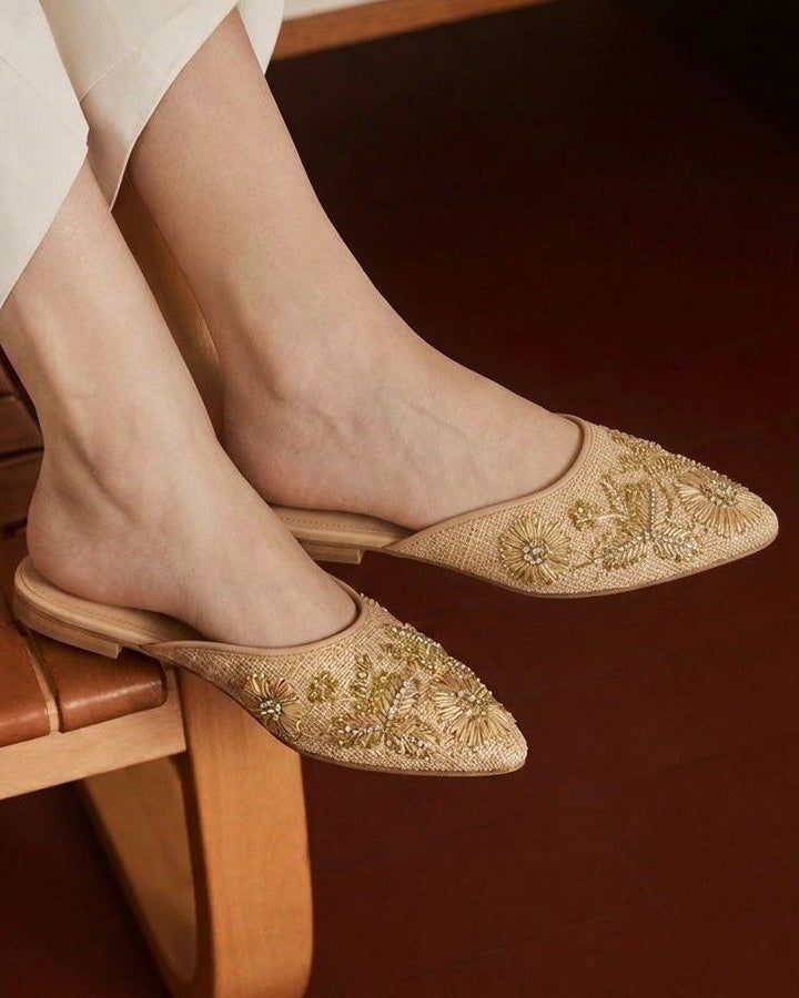 00456 ZAPATOS TIPO MULES DESTALONADOS Y FACIL DE PONER CON TEXTURA TIPO TEJIDO Y APLICACIONES BORDADAS
