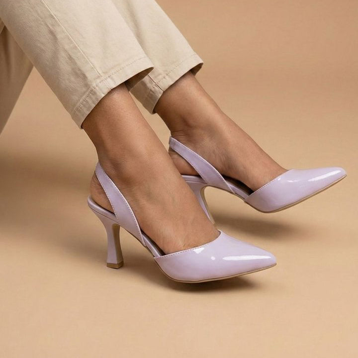 00800 ZAPATILLA DE VESTIR EN MATERIAL CHAROL LAVANDA DE DAMA PUNTA FINA Y ESTILIZADA CON TAÑON ABIERTO CON TIRA AJUSTABLE