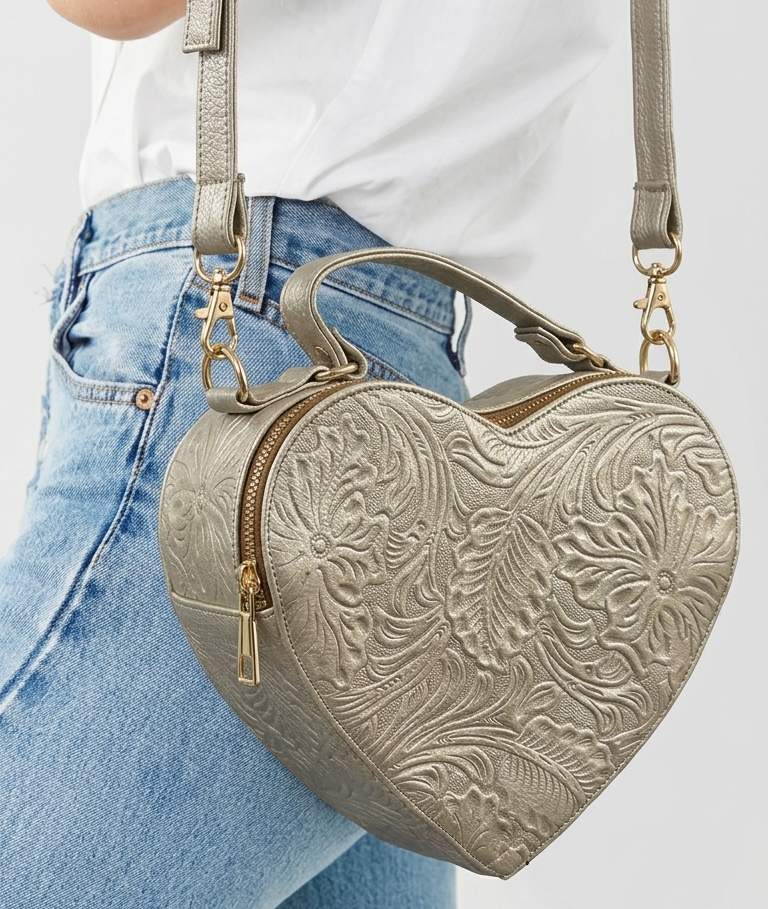 Bolsa Corazón fabricada en piel genuina con correa larga para colgarse