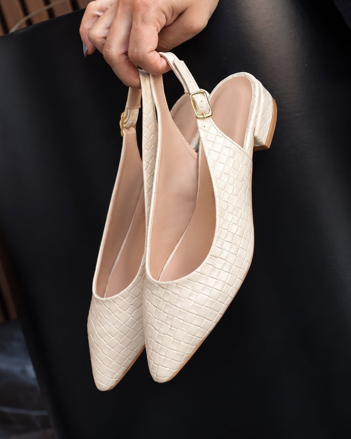 60458 ZAPATILLA DESTALONADA DE TACÓN DELGADO CON MOÑO DECORATIVO Y CORREA AJUSTABLE AL TOBILLO