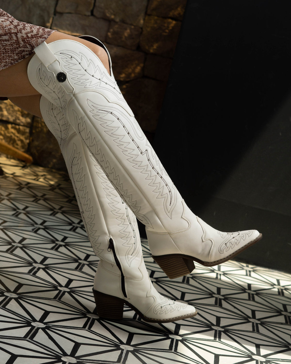 00820 BOTAS VAQUERAS LARGAS HASTA LA RODILLA PARA DAMA EN ELEGANTE COLOR LATTE CON BORDADO Y APLICACION DE REMACHES