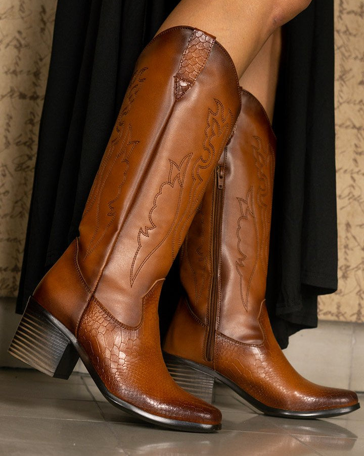 00052 BOTAS VAQUERAS TAN DE MEDIA CAÑA CON TEXTURA PITON Y BORDADO