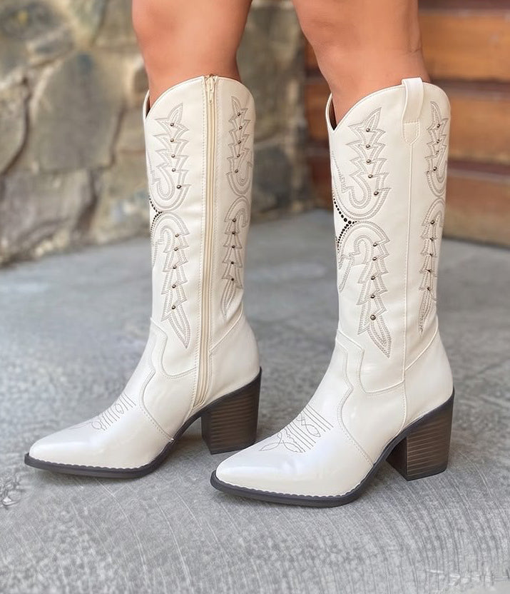 00959 BOTAS VAQUERAS CON DISEÑO BORDADO EN EL TUBE Y ACCESORIOS DE REMACHES