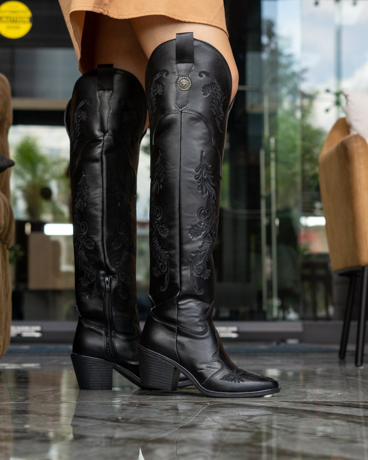 00833 Bota vaquera larga dama en color negro con bordado western en relieve elegante