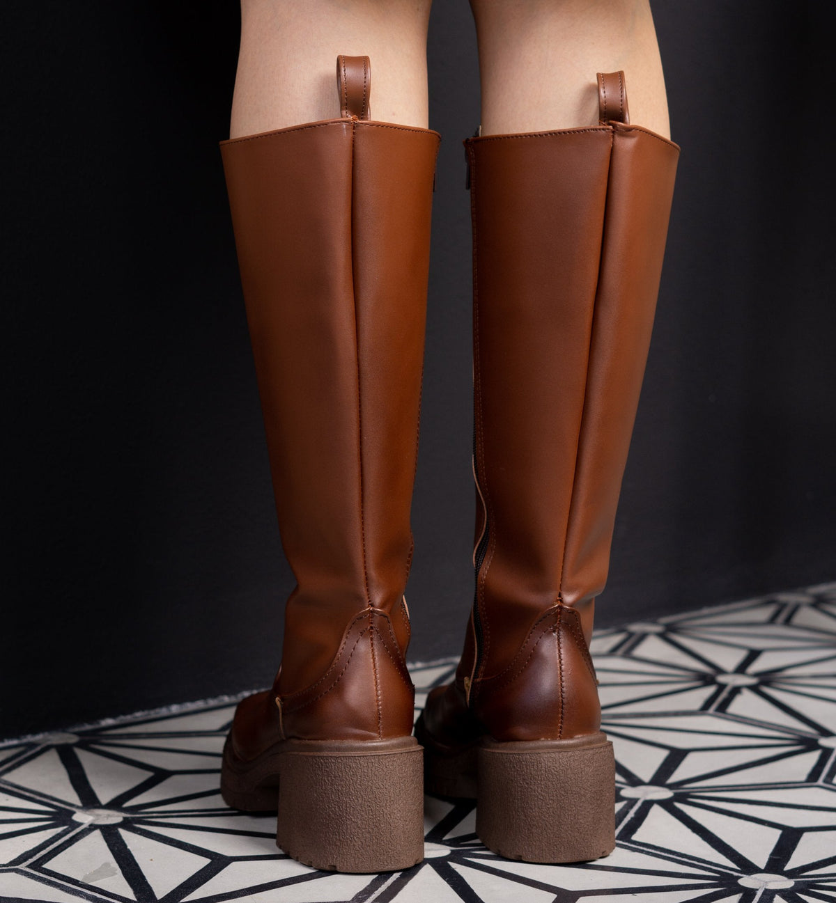 04000 BOTAS LARGAS DE ESTILO URBANO LISAS COLOR TAN CON SUELA ALTA
