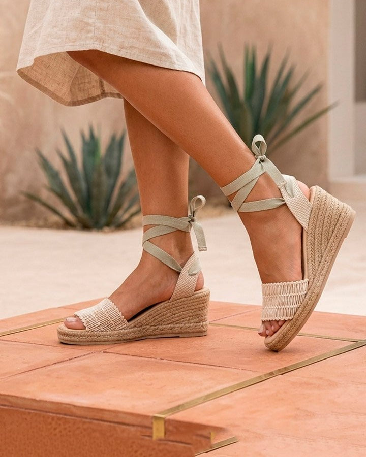 60453 APLARGATA DESTALONADA CON PULSERA AJUSTABLE DE TEXTIL CON ACABADO TEJIDO PUNTA ABIERTA TACON CORRIDO