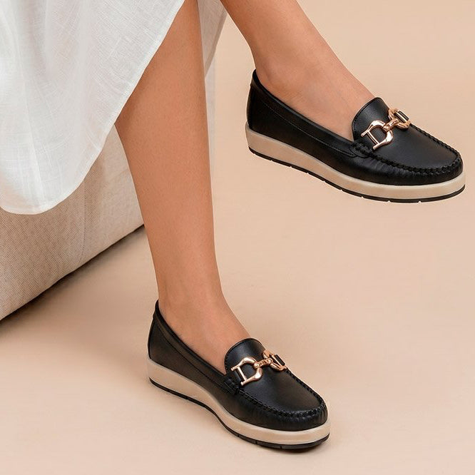 00211 Mocasín clásico de piel genuina en color negro con herrajes metálicos suela baja y con plantilla confort