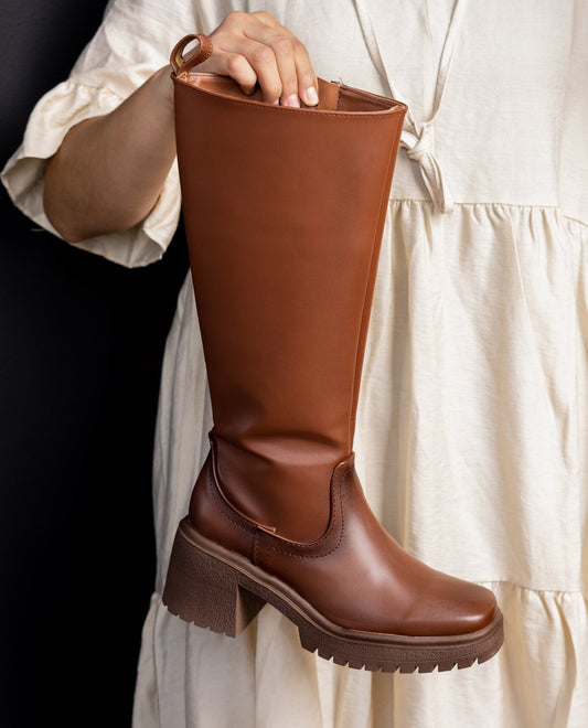04000 BOTAS LARGAS DE ESTILO URBANO LISAS COLOR TAN CON SUELA ALTA