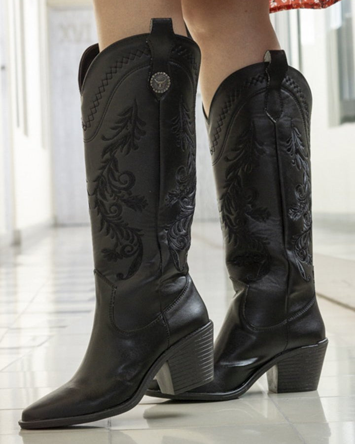 00832 BOTAS NEGRAS CON BORDADO WESTERN EN RELIEVE DISEÑO ELEGANTE Y MUY VERSATIL