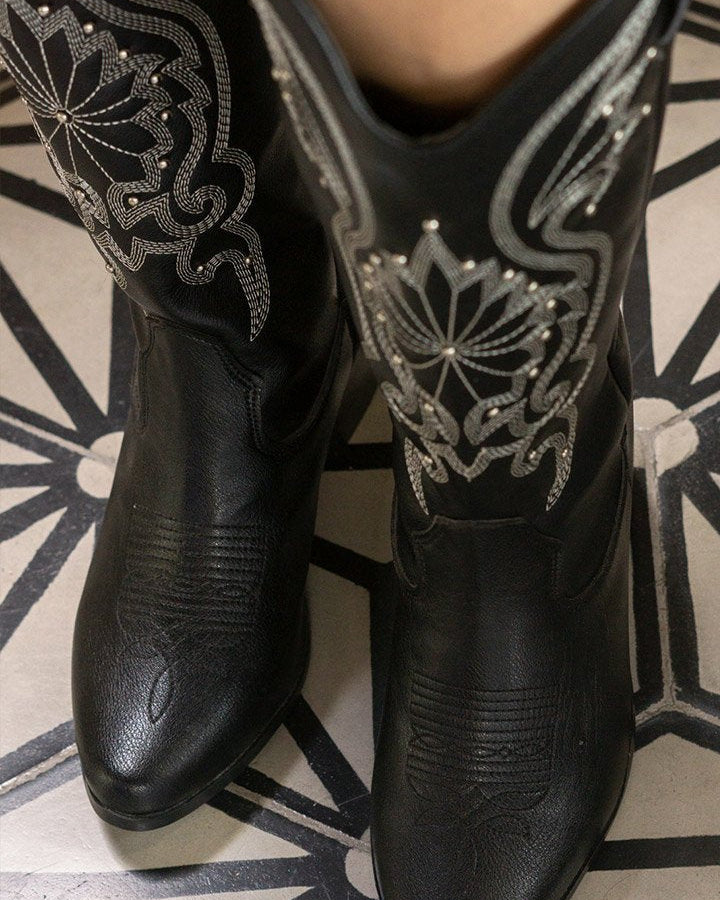 00053 BOTAS VAQUERAS COLOR NEGRO CON BORDADO ELEGANTE CON APLICACION DE ESTOPEROL TACON GRUESO