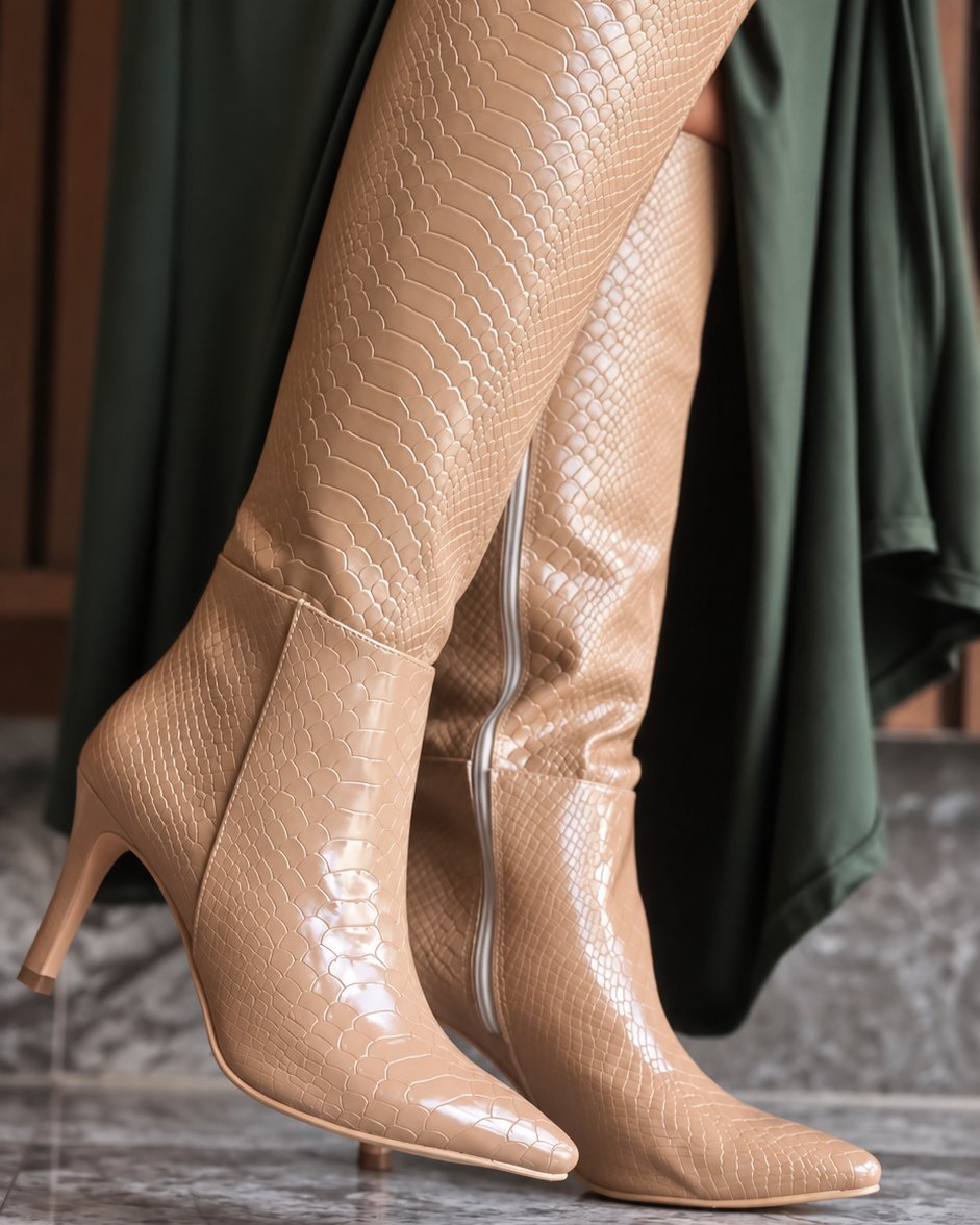 10087 BOTA ALTA DE PUNTA AFILADA Y TACÓN DELGADO CON TEXTURA CROCO Y COBRA