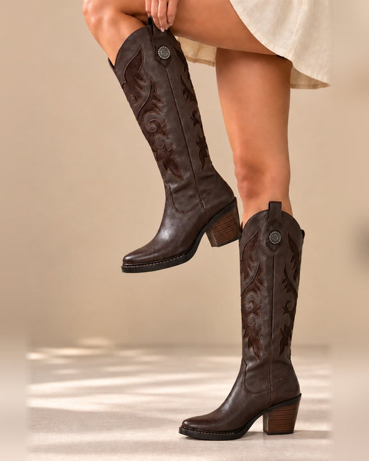 00853 BOTA VAQUERA DE MEDIA CAÑA CON BORDADO WESTERN Y CONCHO METÁLICO TACÓN BAJO