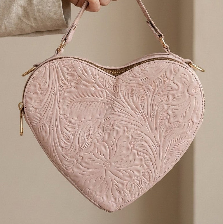Bolsa Corazón fabricada en piel genuina con correa larga para colgarse