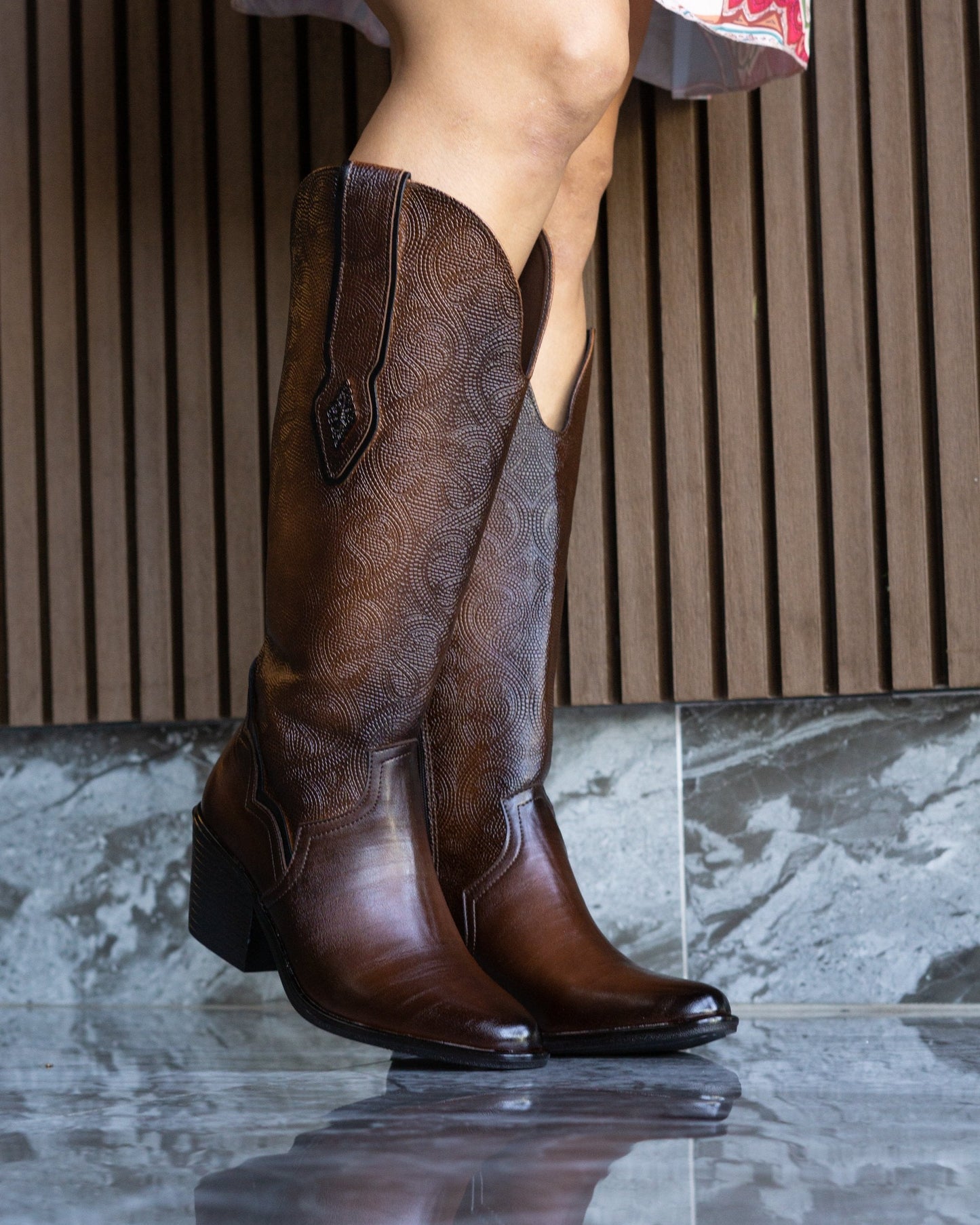 00101 BOTAS VAQUERASS LARGAS HASTA LA RODILLA COLOR CAMEL CON DISEÑO GRABADO CIERRE LATERAL TACON ANCHO Y BAJO COMODOS Y RESISTENTESCamel