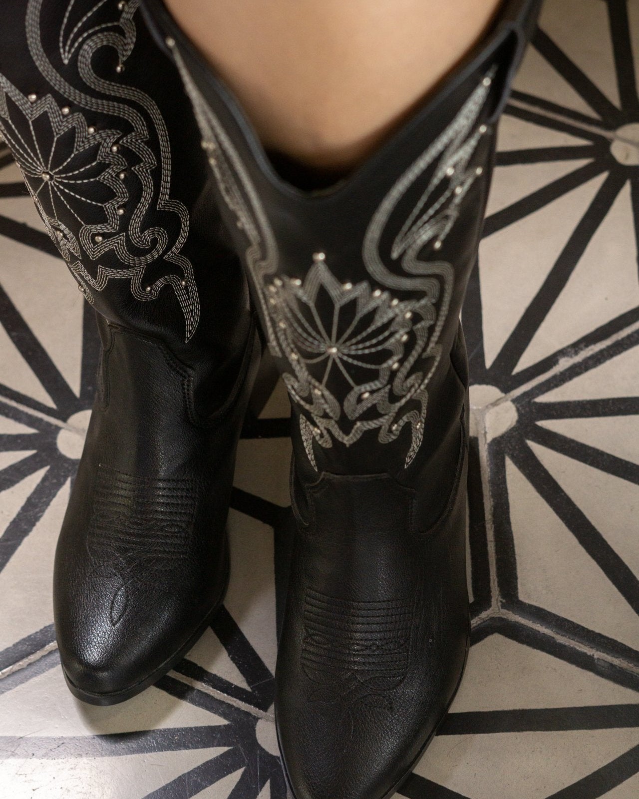 00053 BOTAS VAQUERAS COLOR NEGRO CON BORDADO ELEGANTE CON APLICACION DE ESTOPEROL TACON GRUESO