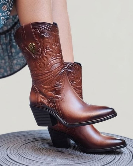 27117 Botines vaqueros color camel de media altura con diseño decorativo de grabado en el tubo con herrajes metálicos tacón bajo