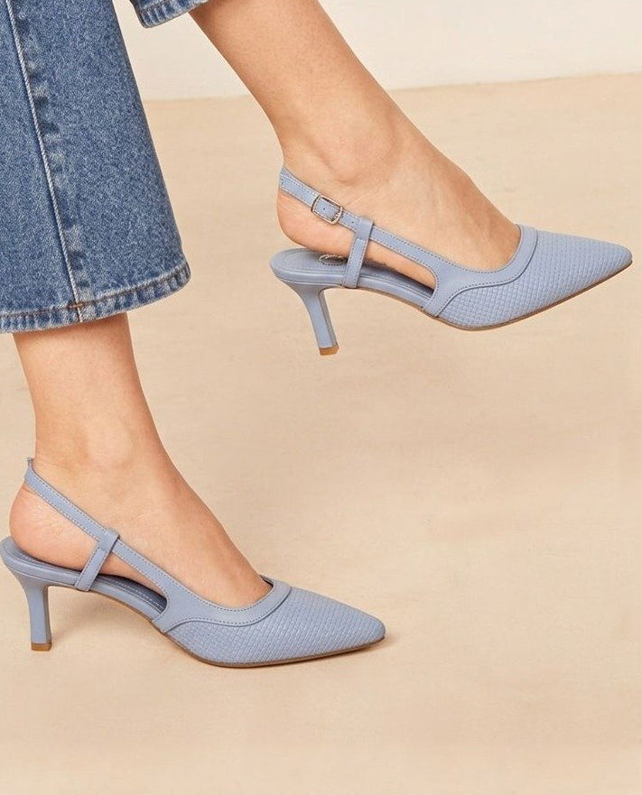 08002 Zapatilla con diseño slingback con correa ajustable y material con textura grabada punta fina que estiliza