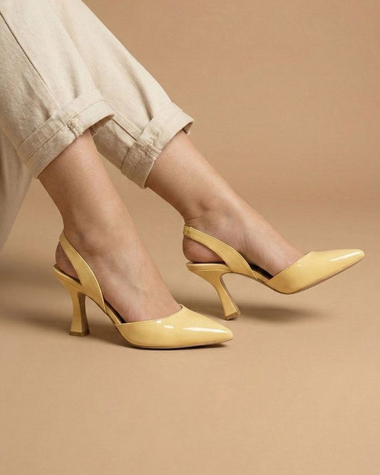 00800 ZAPATILLA DE VESTIR EN MATERIAL CHAROL MANTEQUILLA  DE DAMA PUNTA FINA Y ESTILIZADA CON TAÑON ABIERTO CON TIRA AJUSTABLE