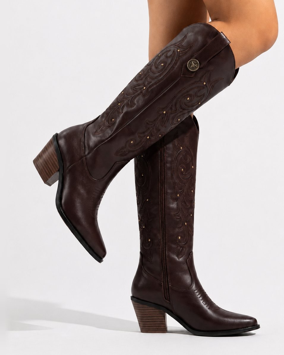 00841 BOTAS VAQUERAS CON BORDADO DE ALTO RELIEVE CON RINGLE TACON BAJO Y ANCHO SUELA ANTIDESLIZANTE