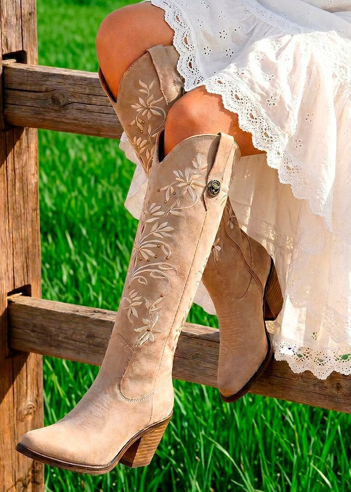 00843 BOTAS VAQUERAS CON BORDADO ELEGANTE DE FLORES CON REMACHES CIERRE LATERAL TACON ANCHO Y BAJO
