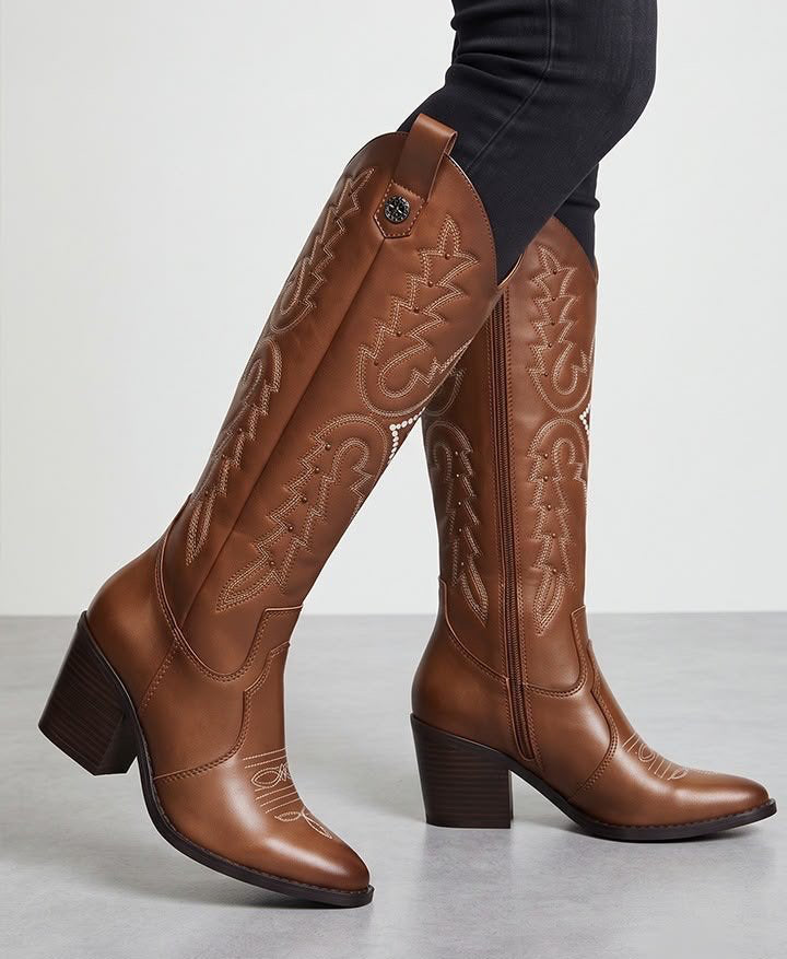 00959 BOTAS VAQUERAS CON DISEÑO BORDADO EN EL TUBE Y ACCESORIOS DE REMACHES