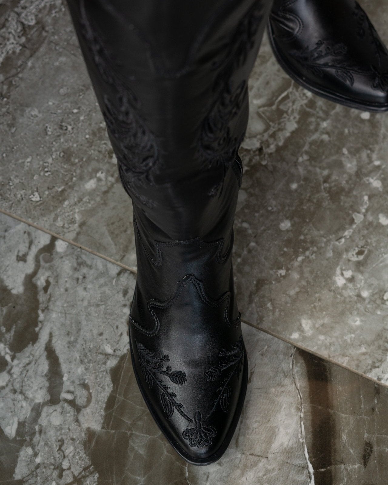 Bota vaquera larga dama en color negro con bordado western en relieve elegante