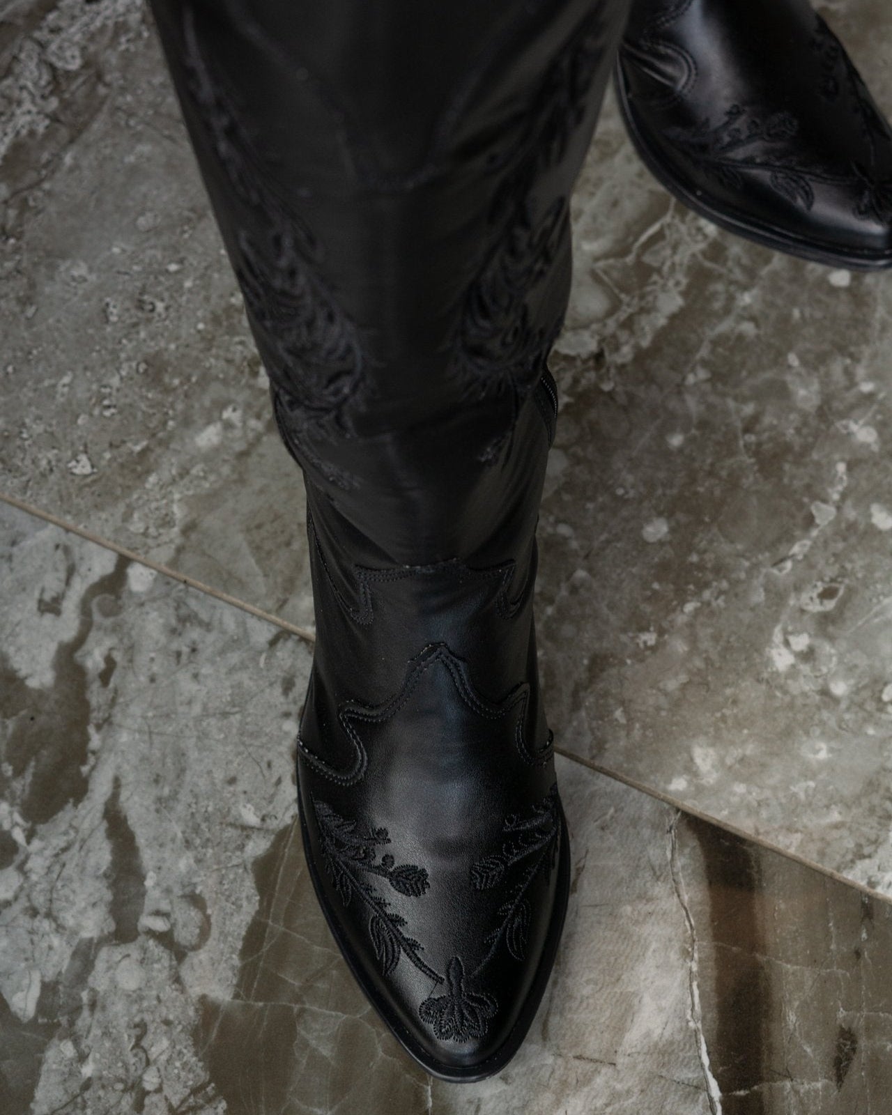 Bota vaquera larga dama en color negro con bordado western en relieve elegante
