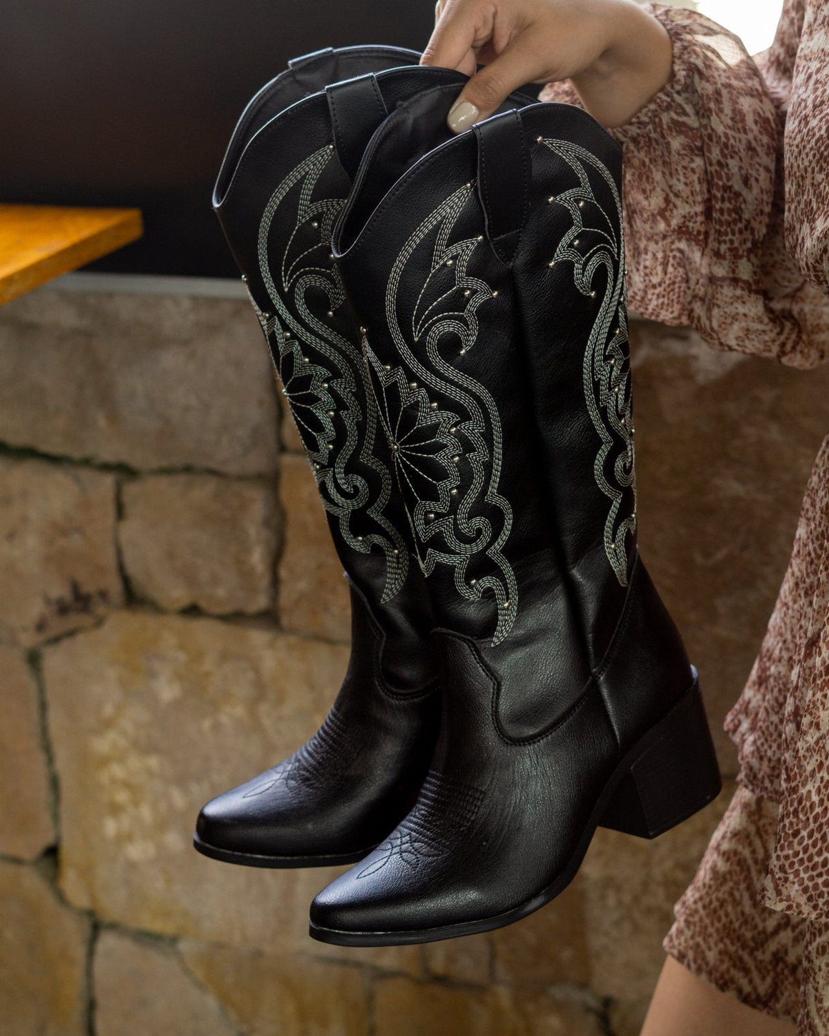 00053 BOTAS VAQUERAS COLOR NEGRO CON BORDADO ELEGANTE CON APLICACION DE ESTOPEROL TACON GRUESO