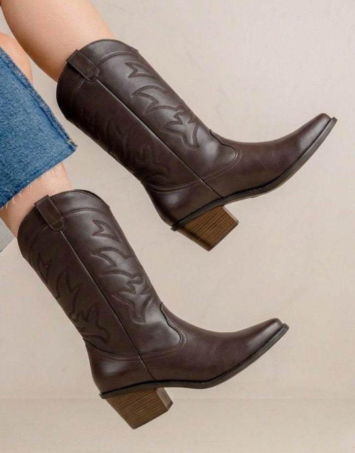 04004 BOTAS VAQUERAS CHOCOLATE DE MEDIA CAÑA POR DEBAJO DE LA RODILLA DISEÑO ESTETICO CON BORDADO EN RELIEVE