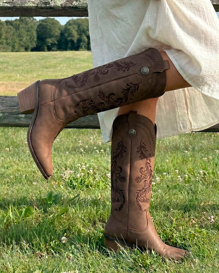 00832 BOTAS MOKA CON BORDADO WESTERN EN RELIEVE DISEÑO ELEGANTE Y MUY VERSATIL
