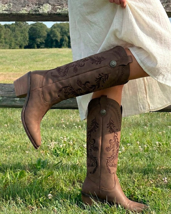 00832 BOTAS MOKA CON BORDADO WESTERN EN RELIEVE DISEÑO ELEGANTE Y MUY VERSATIL