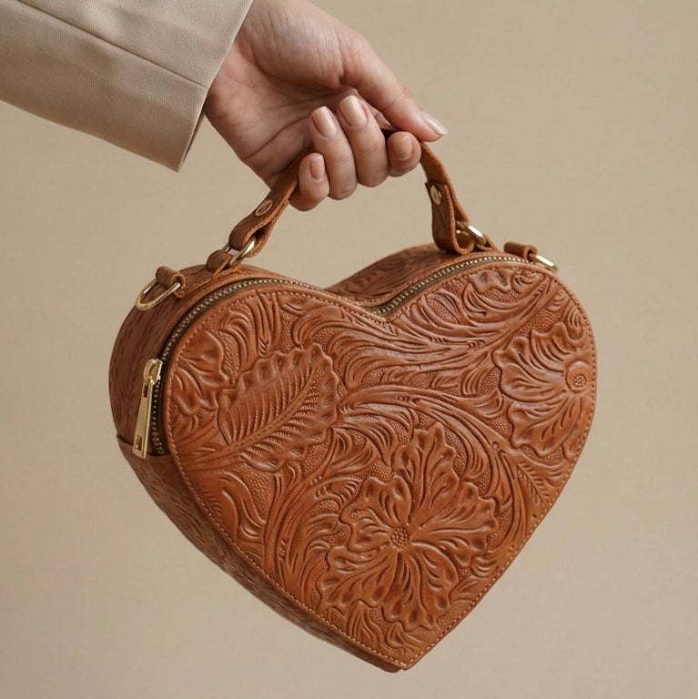Bolsa Corazón fabricada en piel genuina con correa larga para colgarse