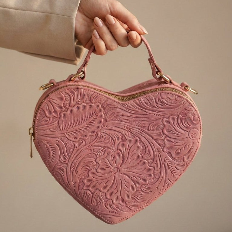 Bolsa Corazón fabricada en piel genuina con correa larga para colgarse