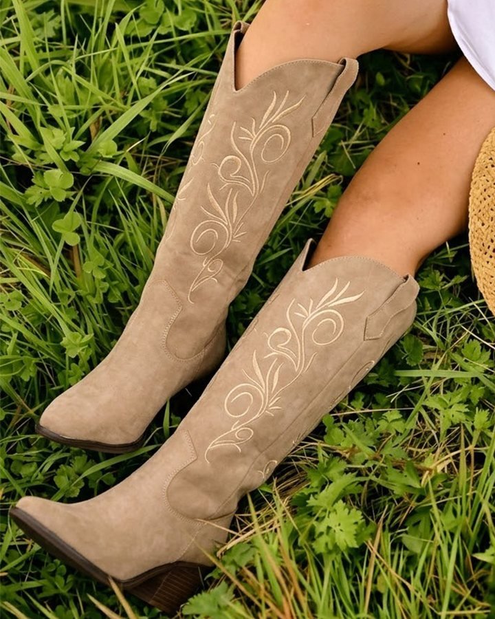 00836 BOTA VAQUERA ALTA COLOR MOKA CON BORDADO WESTERN Y TACÓN VAQUERO ANCHO