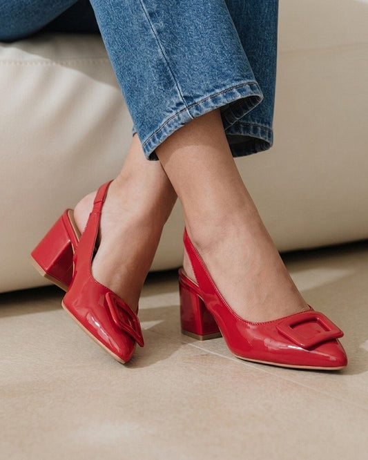 60425 Zapatilla Destalonada Charol Rojo con herraje frontal del mismo material diseño elegante