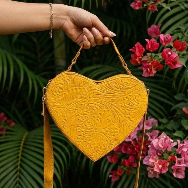 Bolsa Corazón fabricada en piel genuina con correa larga para colgarse