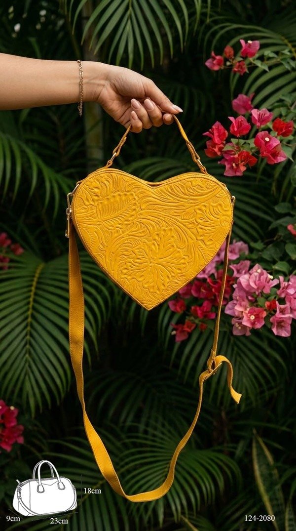 Bolsa Corazón fabricada en piel genuina con correa larga para colgarse