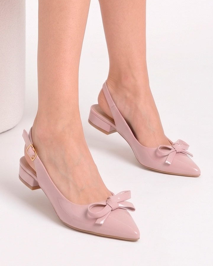 ZAPATILLA DE TACÓN BAJO DISEÑO DESTALONADO CON PUNTA CERRADA MOÑO DECORATIVO