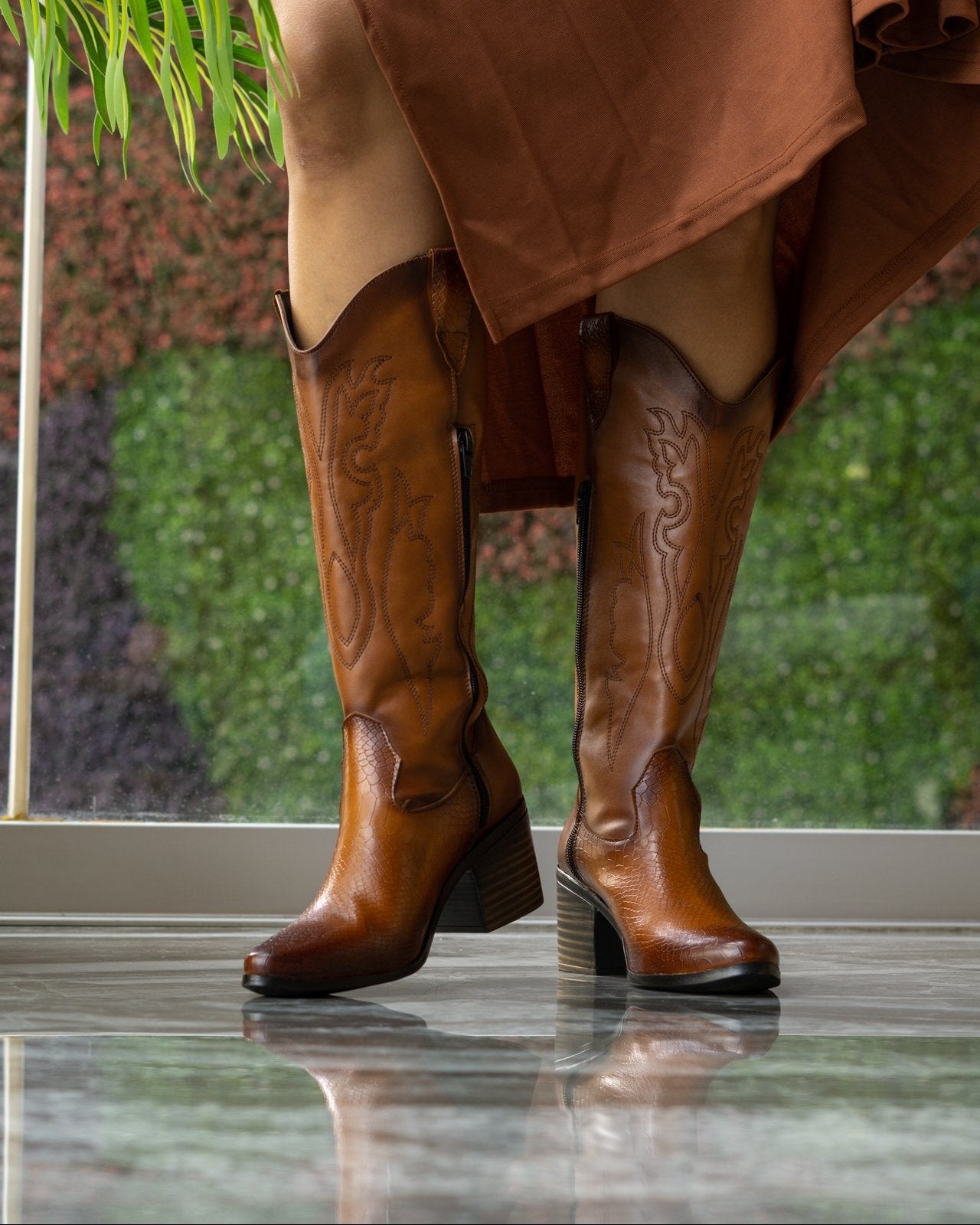 00052 BOTAS VAQUERAS TAN DE MEDIA CAÑA CON TEXTURA PITON Y BORDADO
